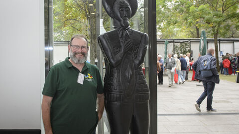 Stephan Brandenfels vom Tourismus Team der Wetterau neben einer Replik des Keltenfürsten, die dauerhaft in der Hessischen Landesvertretung Berlin ausgestellt wird