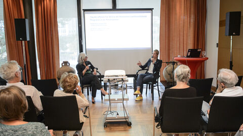 Die Autorin Amanda Groschke im Gespräch mit einer Mitarbeiterin der HLV Berlin. Es gehört zur Tradition, das am 3. Oktober Zeitzeugen zu Gesprächen eingeladen werden