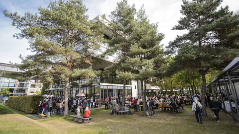Foto der Veranstaltung im Freien auf grüner Wiese unter blauem Himmel: Am Tag der offenen Tür 2023 der Hessischen Landesvertretung Berlin wurde innen und draußen für rund 12.000 Gäste viel geboten.