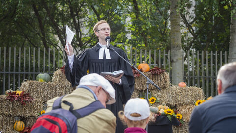 Der Tag startete mit Pfarrer Christian Guths Andacht am Weinberg