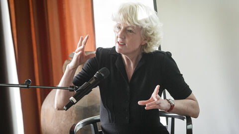 Zeitzeugin und Autorin Sabine Michel bei der Diskussion