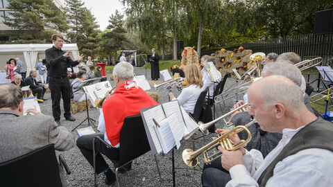 Zur Musik des Bläserchors der Stadtmission Frankfurter Allee durfte mitgesunden werden