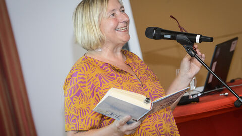 Zeitzeugin Ute Krause, freie Autorin und Illustratorin am Rednerpult