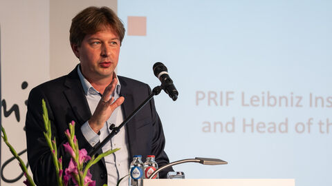 Leiter der Forschungsstelle „Extremismusresilienz“ an dieser Hochschule, Prof. Dr. Julian Junk