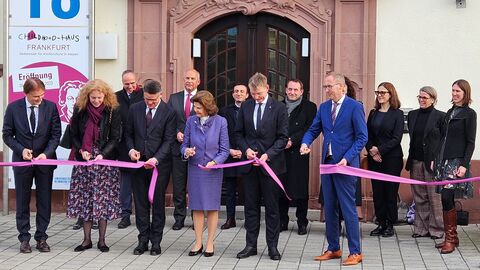 Feierliches Durchtrennen des Bandes vor dem „Childhood-Haus“