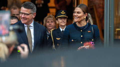 Ministerpräsident Rhein und Kronprinzessin Victoria von Schweden  Ministerpräsident Boris Rhein und Kronprinzessin Victoria von Schweden stehen nebeneinander und schauen nach rechts,