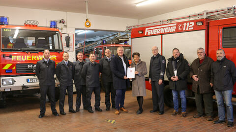 Gruppenfoto vor Feuerwehrautos: v.l.n.r.: Martin Georgi, Daniel Keseberg, Christian Schweitzer, Christian Behnken, Markus Macker, Michael Hahn (Bürgermeister Niddatal), Staatsministerin Lucia Puttrich, Alexander Merkelbach, Stadtrat Manuel Klein, Erster Stadtrat Kurt Meisinger, Stadtrat Markus Nikleniewicz 