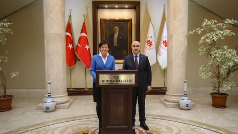 Europaministerin Lucia Puttrich an einem Rednerpult mit dem Gouverneur der türkischen Partnerregion Bursa, Mahmut Demirtaş.