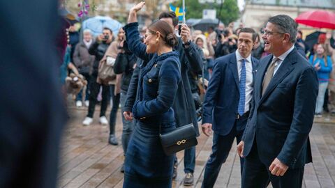 Kronprinzessin Victoria von Schweden winkt den Besucherinnen und Besuchern vor der Staatskanzlei. 