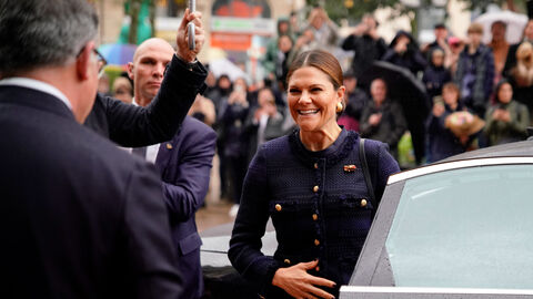 Ministerpräsident Boris Rhein empfängt Kronprinzessin Victoria von Schweden vor der Hessischen Staatskanzlei. Sie steigt gerade aus dem Auto aus und lächelt.  