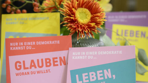 Die Postkartenserie zum Jubiläum 175 Jahre Paulskirche schmückte die Tische Postkarten in Pastellfarben stehen aufgereiht auf einem Tisch: Die Postkartenserie zum Jubiläum 175 Jahre Paulskirche schmückte die Tische