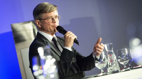 Moderator des Abends: der österreichische Journalist und Autor Ewald König Spricht per Mikrofon zu den Zuhörern: Moderator des Abends: der österreichische Journalist und Autor Ewald König