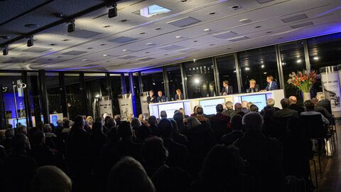 Foto der Veranstaltung in einer Halle: Journalisten und Journalistinnen aus sechs europäischen Mitgliedsstaaten diskutierten in der Hessischen Landesvertretung Berlin über die Ereignisse des Jahres 1848 und gegenwärtige Herausforderungen