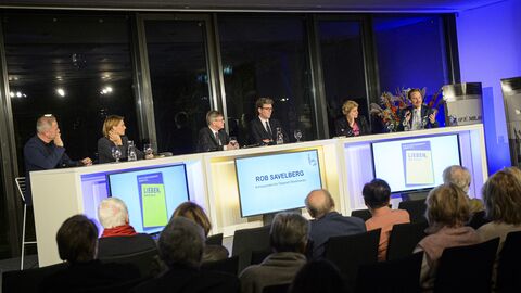 Das Podium: Georgius Pappas, Cécile Calla, Ewald König (Moderator), Pavel Polák, Tonia Mastrobuoni und Rob Savelberg (v.l.n.r.)
