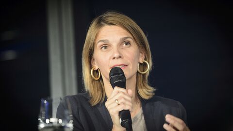 Die französische Journalistin und Autorin Cécile Calla Auf dem Podium am Mikrofon: Die französische Journalistin und Autorin Cécile Calla