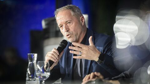 Der giechische Auslandskorrespondent Georgious Pappas ist u. a. Vorsitzender des Vereins der Ausländischen Presse in Deutschland (VAP Deutschland e. V.) Mit Mikrofom auf dem Podium: Der giechische Auslandskorrespondent Georgious Pappas ist u. a. Vorsitzender des Vereins der Ausländischen Presse in Deutschland (VAP Deutschland e. V.)