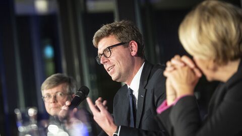 Mit anderen auf dem Podium: Pavel Polák, er arbeitet für das Tschechische Fernsehen