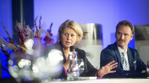 Tonia Mastrobuoni arbeitet für die italienische Zeitung La Repubblica. Neben ihr sitzt Rob Savelberg, Korrespondent für De Telegraaf Sitzen auf dem Podium: Tonia Mastrobuoni arbeitet für die italienische Zeitung La Repubblica. Neben ihr sitzt Rob Savelberg, Korrespondent für De Telegraaf