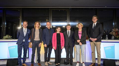 Rob Savelberg, Cécile Calla, Georgius Pappas, Leiterin der Landesvertretung Dr. Katharina Brauer, Ewald König, Tonia Mastrobuoni und Pavel Polák (v.l.n.r.) Gruppenfoto: Rob Savelberg, Cécile Calla, Georgius Pappas, Leiterin der Landesvertretung Dr. Katharina Brauer, Ewald König, Tonia Mastrobuoni und Pavel Polák (v.l.n.r.)