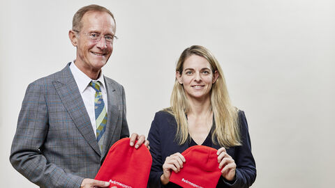 Der Chef der Hessischen Staatskanzlei, Staatsminister Axel Wintermeyer, und Fußballspielerin Nia Künzer rufen dazu auf, an der Aktion #wärmespenden der Landesstiftung „Miteinander in Hessen“ und der Diakonie Hessen teilzunehmen und zu spenden. 