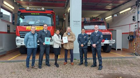 Europaministerin mit Förderbescheid vor Feuerwehrhaus in Burg-Gräfenrode