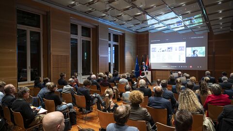 Multiplikatorentreffen zur Europawahl 2024 in der Hessischen Staatskanzlei Europawahl 2024 - Multiplikatorentreffen in der Hessischen Staatskanzlei, Blick in den Saal