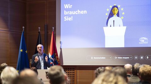 Georg Pfeifer, Leiter des Verbindungsbüros des Europäischen Parlaments in Deutschland präsentiert die Aktivitäten des Europäischen Parlaments Europawahl 2024 - Georg Pfeifer, Leiter des Verbindungsbüros des Europäischen Parlaments in Deutschland präsentiert die Aktivitäten des Europäischen Parlaments