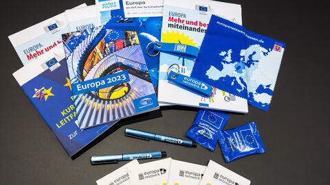 Informationsmaterial und Give-Aways zur Europawahl 2024 Es sind Broschüren, Flyer, Stifte, Notizblöcke, ein Brillenputztuch und Schlüsselanhänger zu sehen, die anlässlich der Europawahl 2024 hergestellt wurden.