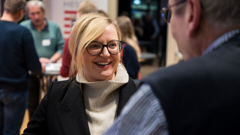 Patrycja Sypel, Referentin für Kommunikation und Öffentlichkeitsarbeit, Vertretung der Europäischen Kommission in Deutschland, im Gespräch Patrycja Sypel ist von vorne zu sehen, im rechten Bildausschnitt sieht man ihren Gesprächspartner von hinten.