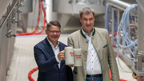 Die Ministerpräsidenten von Hessen und Bayern, Boris Rhein und Markus Söder, bei Glaabsbräu, der ältesten Brauerei Südhessens, in Seligenstadt Die Ministerpräsidenten von Hessen und Bayern, Boris Rhein (links) und Markus Söder (rechts), bei Glaabsbräu, der ältesten Brauerei Südhessens, in Seligenstadt. Beide halten jeweils einen Bierkrug der Brauerei jeweils in ihrer rechten Hand.