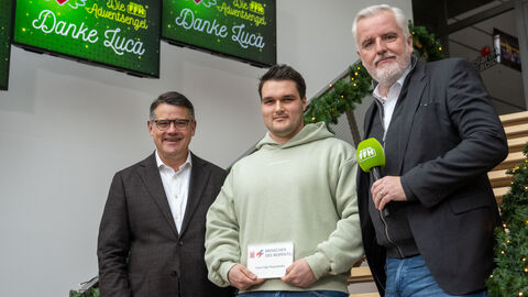 Ministerpräsident Boris Rhein hat Luca Luigi Pasqualotto die Auszeichnung „Menschen des Respekts“ verliehen. v.l. Ministerpräsident Boris Rhein, Luca Luigi Pasqualotto, HIT RADIO FFH Geschäftsführer Marco Maier Ministerpräsident Boris Rhein, Luca Luigi Pasqualotto und HIT RADIO FFH Geschäftsführer Marco Maier lächeln in die Kamera.