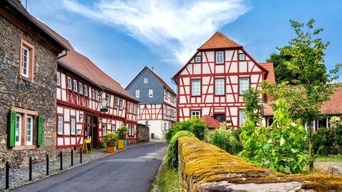 Ansicht einer Straße im mittelhessischen Lich mit Fachwerkhäusern