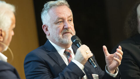 Dr. Bernd Fabritius bei der Podiumsdiskussion 22.11.2023 zum Thema Deutsche Minderheiten als Brücke der Völkerverständigung in Europa.