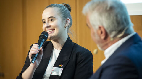 Weronika Koston BJDM - Podiumsdiskussion 22.11.2023 zum Thema Deutsche Minderheiten als Brücke der Völkerverständigung in Europa.