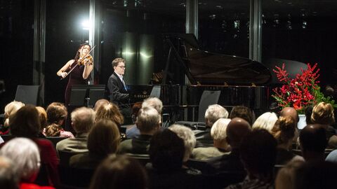 Viele Menschen schauen den Musikern zu: Die jungen Solisten Claire Wells und Itai Navon