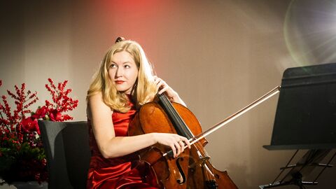 Eine Musikerin mit ihrem Instrument beim Musizieren: die Cellistin Anouchka Hack