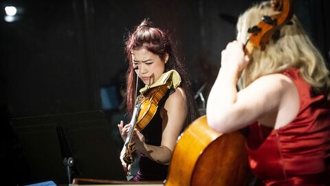 Zwei Musikerinnen beim Musizieren mit ihren Instrumenten: Claire Wells und Anouchka Hack (v.l.n.r.)