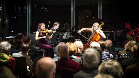 Musizieren auf der Bühne: Drei außergewöhnliche Talente aus der Künstlerschmiede Kronberg Academy: Claire Wells, Itai Navon und Anouchka Hack (v.l.n.r.)