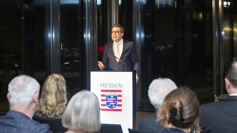 Ein Mann steht am Rednerpult und spricht zu den Gästen: Die Kronberg Academy ist ein Ort, an dem musikalische Werte gelebt würden, so der künstlerische Leiter der Kronberg Academy, Prof. Dr. Friedemann Eichhorn