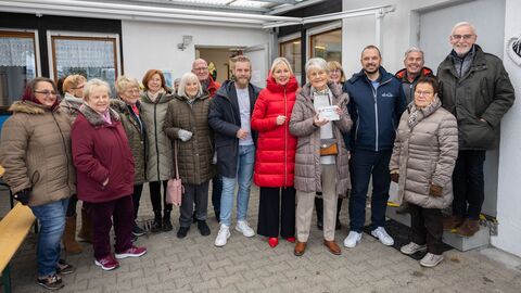 Digitalministerin Sinemus gemeinsam mit Helga Sauter und weiteren Personen des Teams vom Warenkorb Pfungstadt e.V. Sie stehen gemeinsam vor einem Gebäude zum Gruppenbild aufgestellt.
