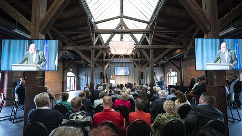 Gäste sitzend im Veranstaltungsraum des Güterbahnhofs in Bad Homburg