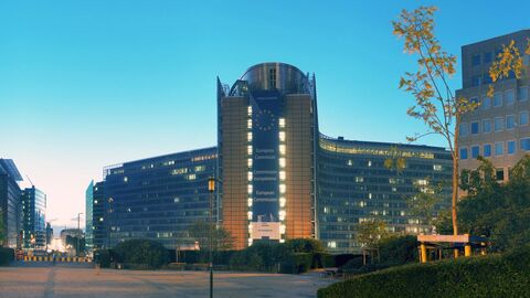 Das Gebäude der Europäischen Kommission im Abendlicht