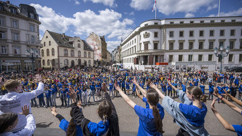 Flashmob auf dem Schlossplatz in Wiesbaden anlässlich der Europawochen 2024