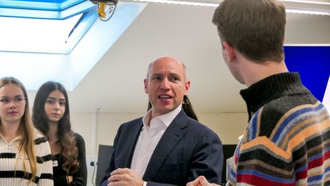 Europaminister Pentz im Gespräch mit Schülerinnen und Schülern des Beruflichen Schulzentrums Odenwaldkreis in Michelstadt