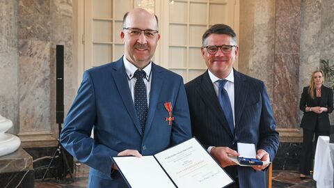 Ministerpräsident Boris Rhein überreichte Helmut Hehn Verdienstorden der Bundes-republik Deutschland.