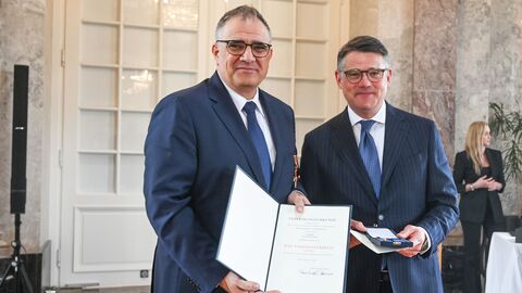 Ministerpräsident Boris Rhein überreichte Oliver Pitsch den Verdienstorden der Bun-desrepublik Deutschland.
