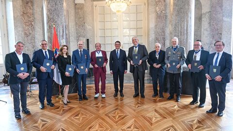 (von links nach rechts): Prof. Dr. Ulf Sibelius, Oliver Pitsch, Maryam Maleki, Helmut Hehn, Holger Weinert, Ministerpräsident Boris Rhein , Werner Reinke, Wilhelm Passet, Oberst Siegfried Zeyer, Erich Lindner, Raimund Trenkler (von links nach rechts): Prof. Dr. Ulf Sibelius, Oliver Pitsch, Maryam Maleki, Helmut Hehn, Holger Weinert, Ministerpräsident Boris Rhein , Werner Reinke, Wilhelm Passet, Oberst Siegfried Zeyer, Erich Lindner, Raimund Trenkler