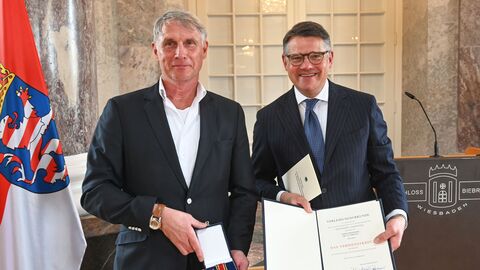 Ministerpräsident Boris Rhein überreichte Prof. Dr. Ulf Sibelius den Verdienstorden der Bundesrepublik Deutschland. Ministerpräsident Boris Rhein überreichte Prof. Dr. Ulf Sibelius den Verdienstorden der Bundesrepublik Deutschland.