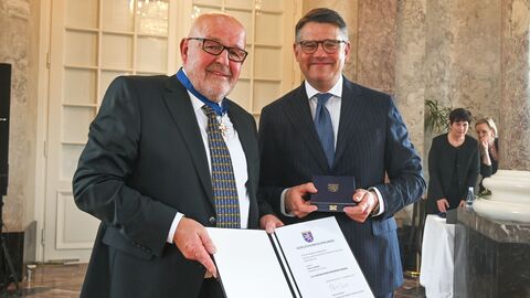 Ministerpräsident Boris Rhein überreichte Erich Lindner den Hessischen Verdienstorden.