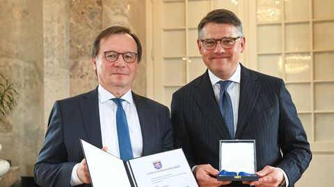 Ministerpräsident Boris Rhein überreichte Raimund Trenkler den Hessischen Verdienstorden.